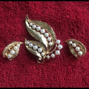 Vintage Gold Tone Leaf and Pearl Brooch Pin and Earrings Set